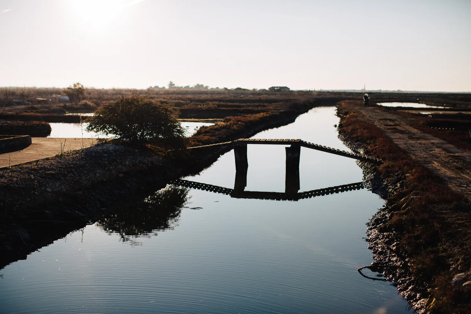 Paesaggio sereno dell'Île de Ré con canale e ponte, fonte d'ispirazione per le pâtisseries bio Marlette
