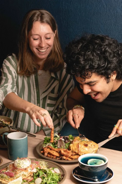 Deux clients savourent un brunch gourmand chez Marlette à Abbesses, avec café et plats fait-maison