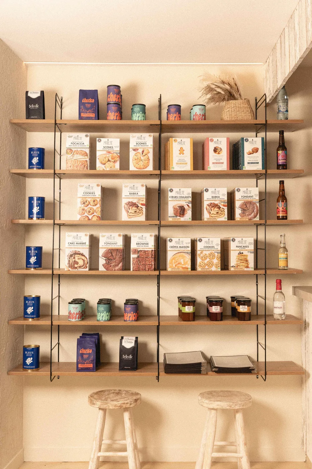 Shelves at Marlette Abbesses displaying homemade organic baking mixes and coffees with a warm, welcoming counter