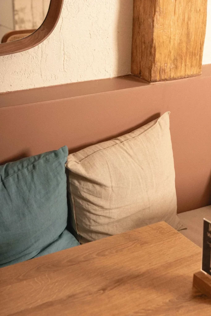 Coin chaleureux du coffee shop Marlette Abbesses avec cousins moelleux et bois naturel