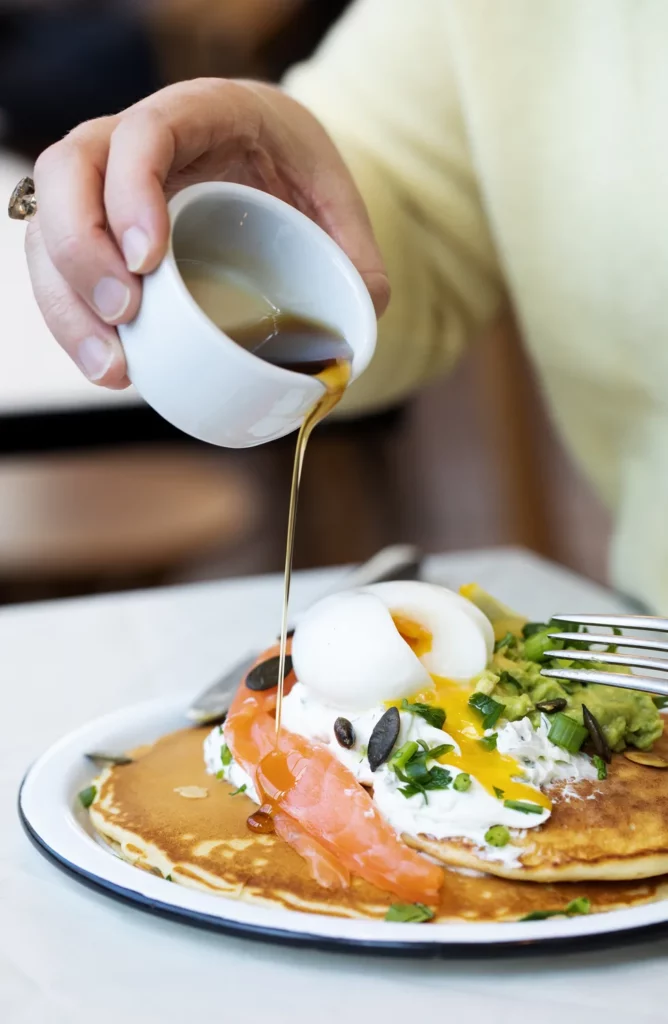 Pancakes gourmands garnis de saumon fumé, œuf coulant et avocat chez Marlette Abbesses