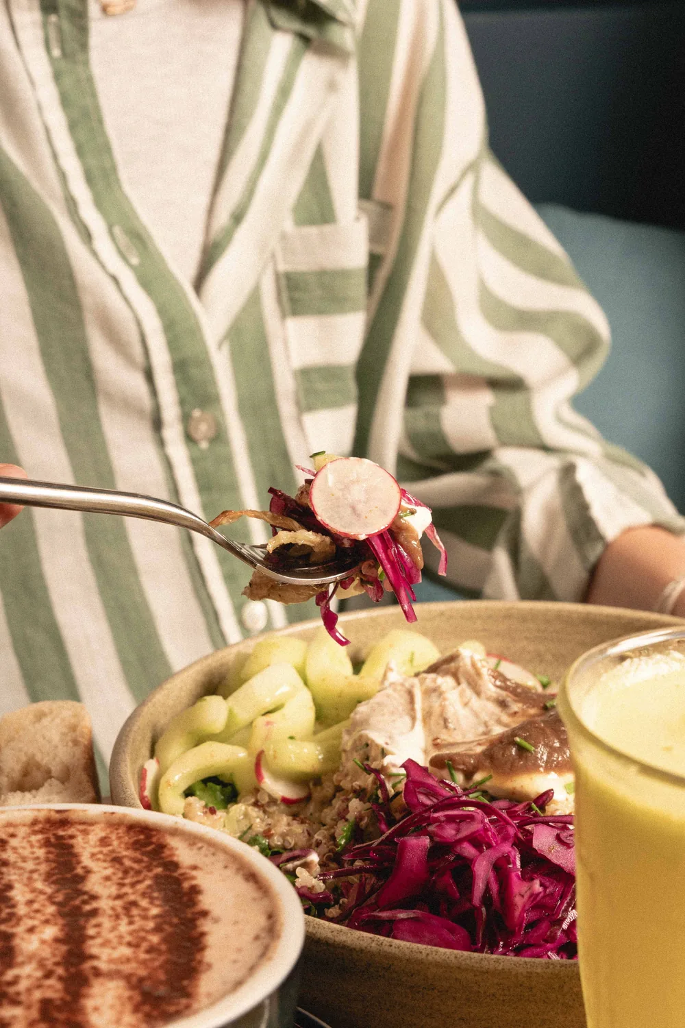 Plato de brunch gourmand en Marlette Abbesses con ensalada de remolacha, rábanos frescos y proteínas