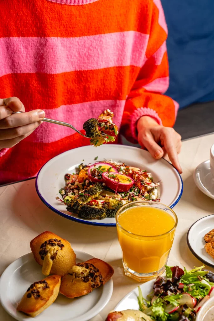 Brunch gourmand à Marlette Abbesses : assiette de légumes rôtis, pâtisserie bio aux pépites de chocolat et jus frais