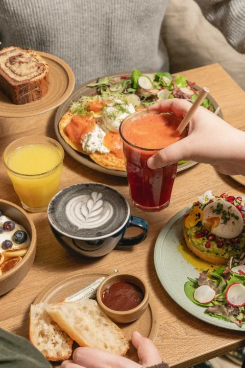 Brunch gourmand à Marlette Abbesses : café latte art, jus frais, tartines, œufs et salades composées