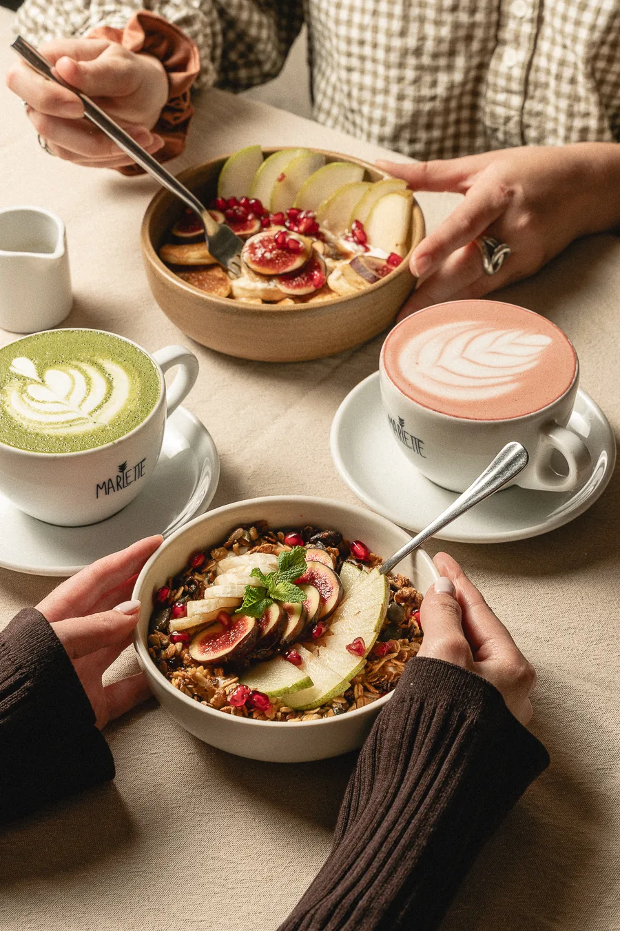 Brunch goloso da Marlette Pigalle: ciotole di granola bio con frutta fresca, caffè matcha e latte art