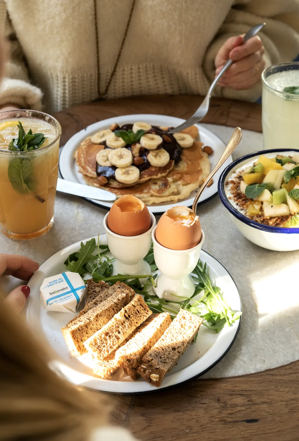 Brunch goloso da Marlette Abbesses: uova alla coque, tartine, pancakes alle banane e frutta fresca