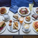 Table de brunch Marlette avec pancakes, pâtisseries bio, café et jus frais servis à Paris