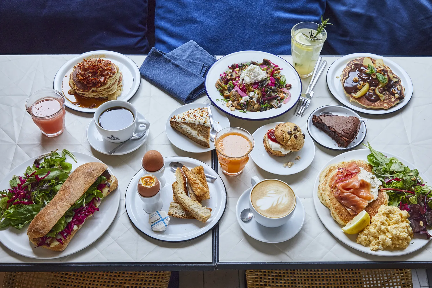 Tavola di brunch Marlette con pancakes, pasticceria bio, caffè e succhi freschi serviti a Parigi