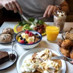 Table de brunch généreuse chez Marlette avec pâtisseries bio faites maison, fruits frais, jus d'orange et café