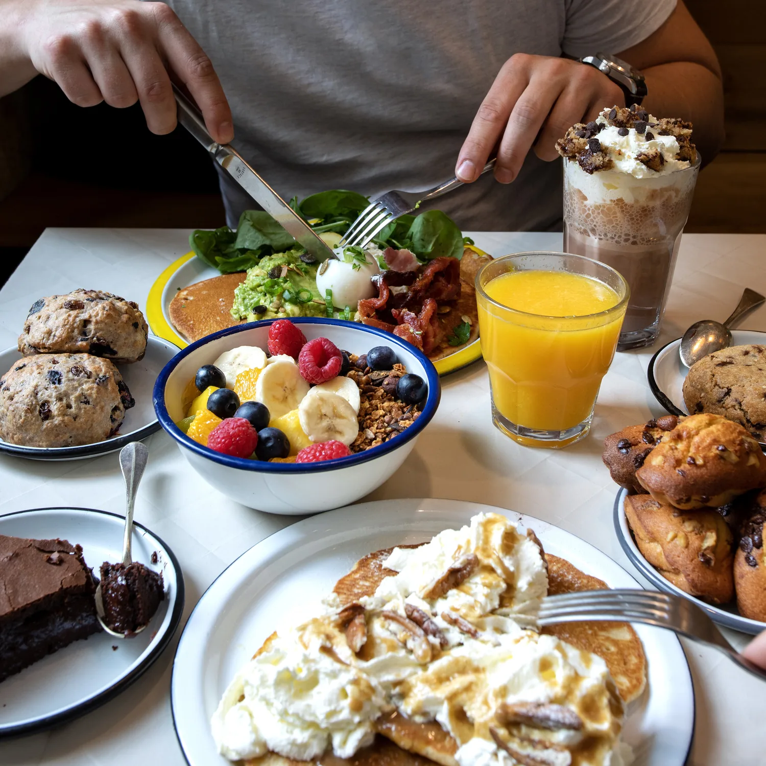 Großzügiger Brunch-Tisch bei Marlette mit hausgemachten Bio-Gebäck, frischem Obst, Orangensaft und Kaffee