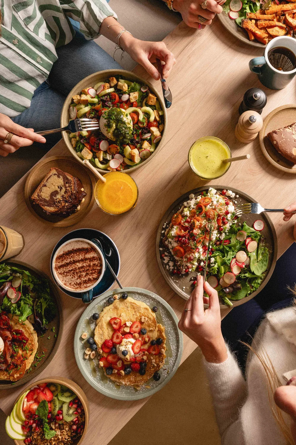 Genussvoller Brunch bei Marlette: Crêpes mit frischem Obst, großzügige Salate und frische Säfte in geselliger Runde geteilt