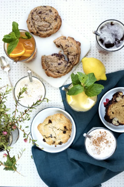 Cookies bio faits maison Marlette avec boissons fraîches et citron frais, petit-déjeuner gourmand parisien