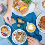 Brunch convivial chez Marlette : pâtisseries bio faites maison, cafés savoureux et jus frais, partage en famille