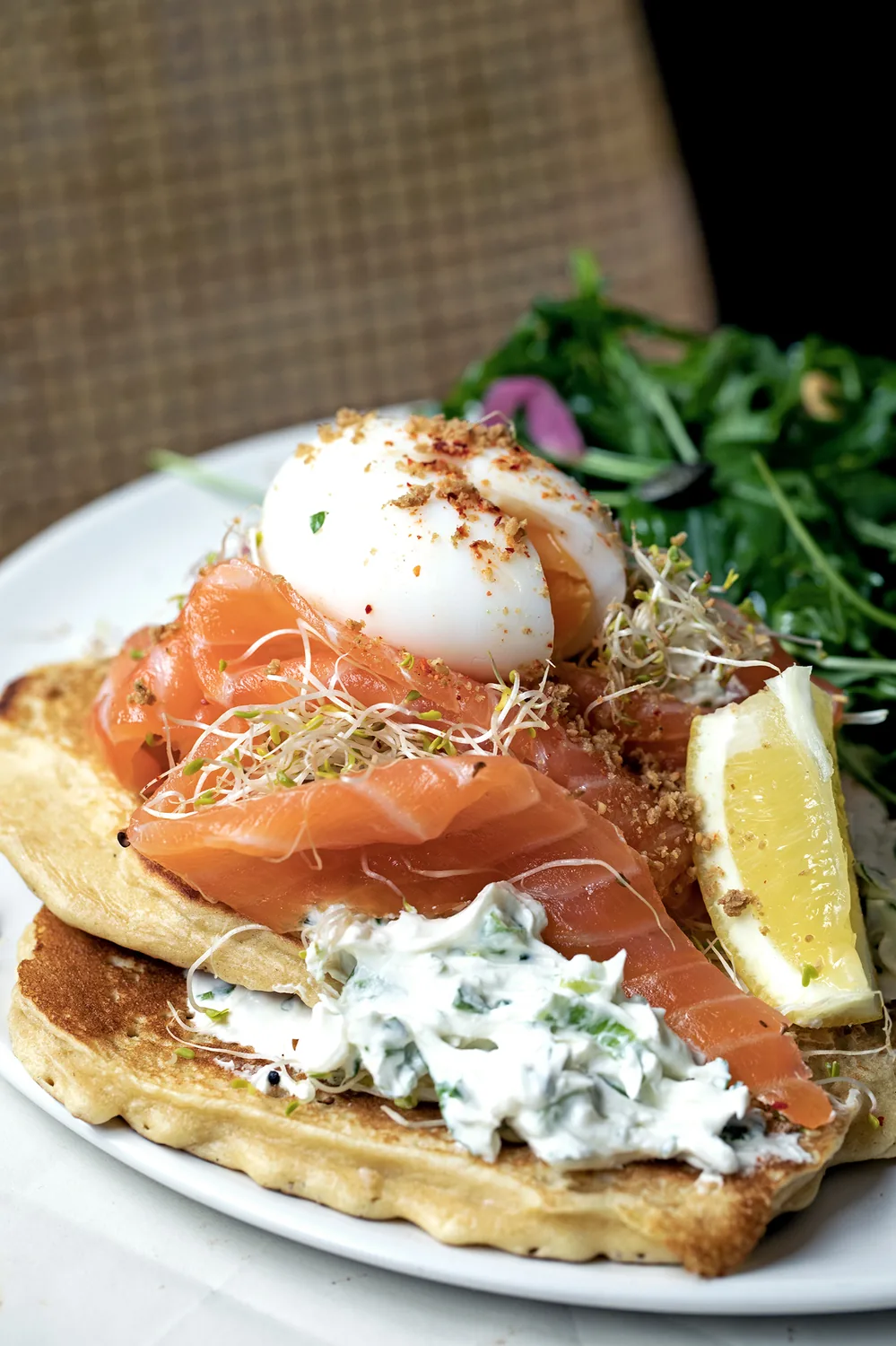 Genussvolle Pancakes, belegt mit geräuchertem Lachs, pochiertem Ei und Kräuter-Crème fraîche bei Marlette