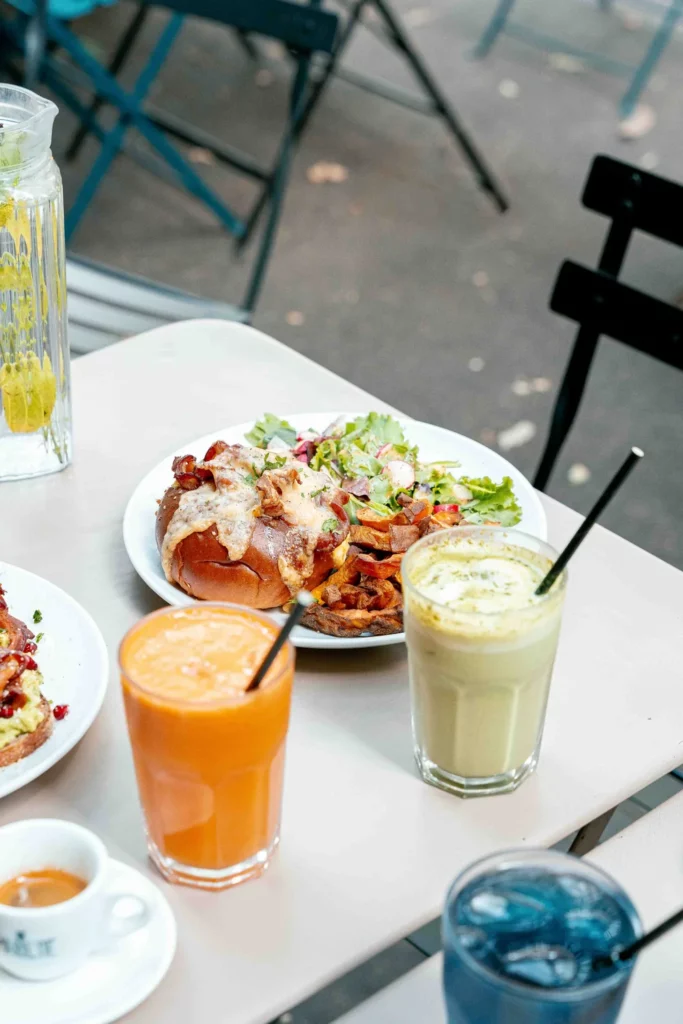 Brunch gourmand à Marlette : sandwich, toast garni, jus frais et boissons froides en terrasse parisienne