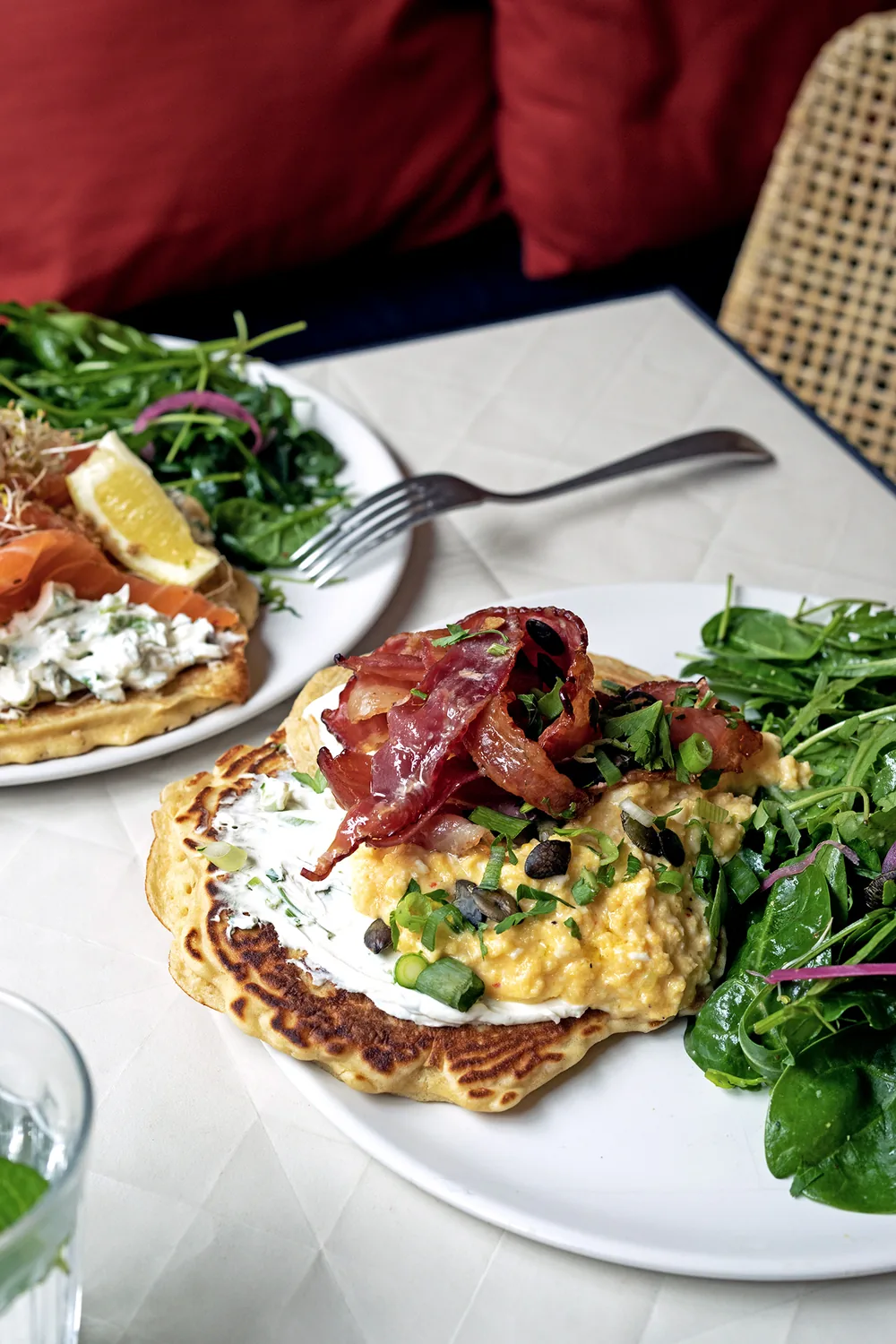 Genussvoller Brunch-Teller mit Rühreiern, knusprigem Speck und frischem Salat bei Marlette Paris