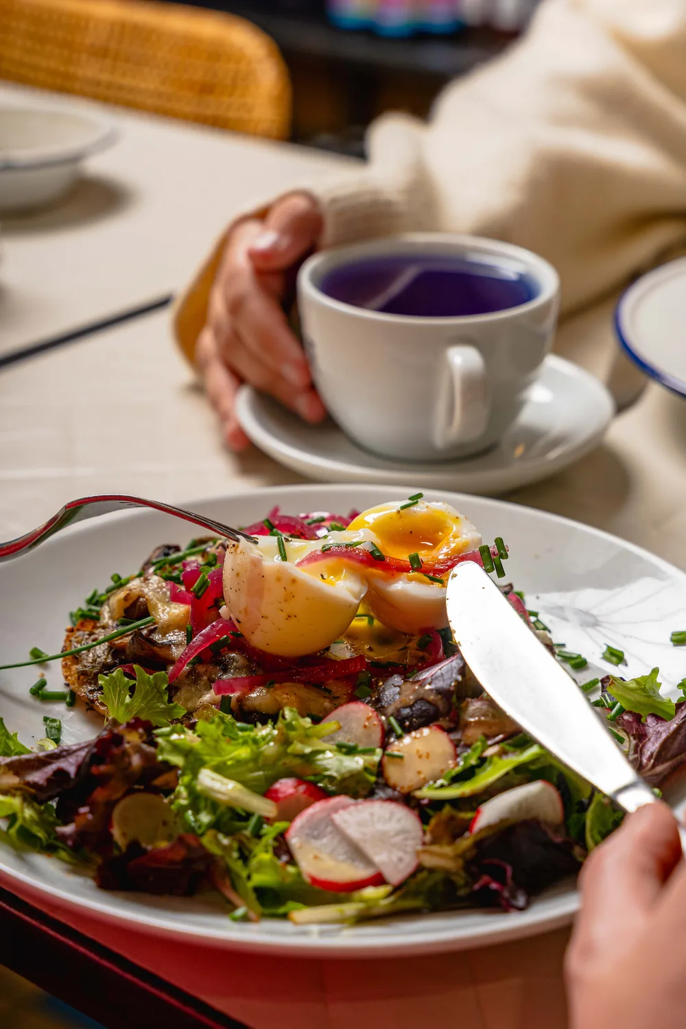 Piatto goloso Marlette: uova in camicia, insalata fresca e barbabietola, accompagnati da un caffè