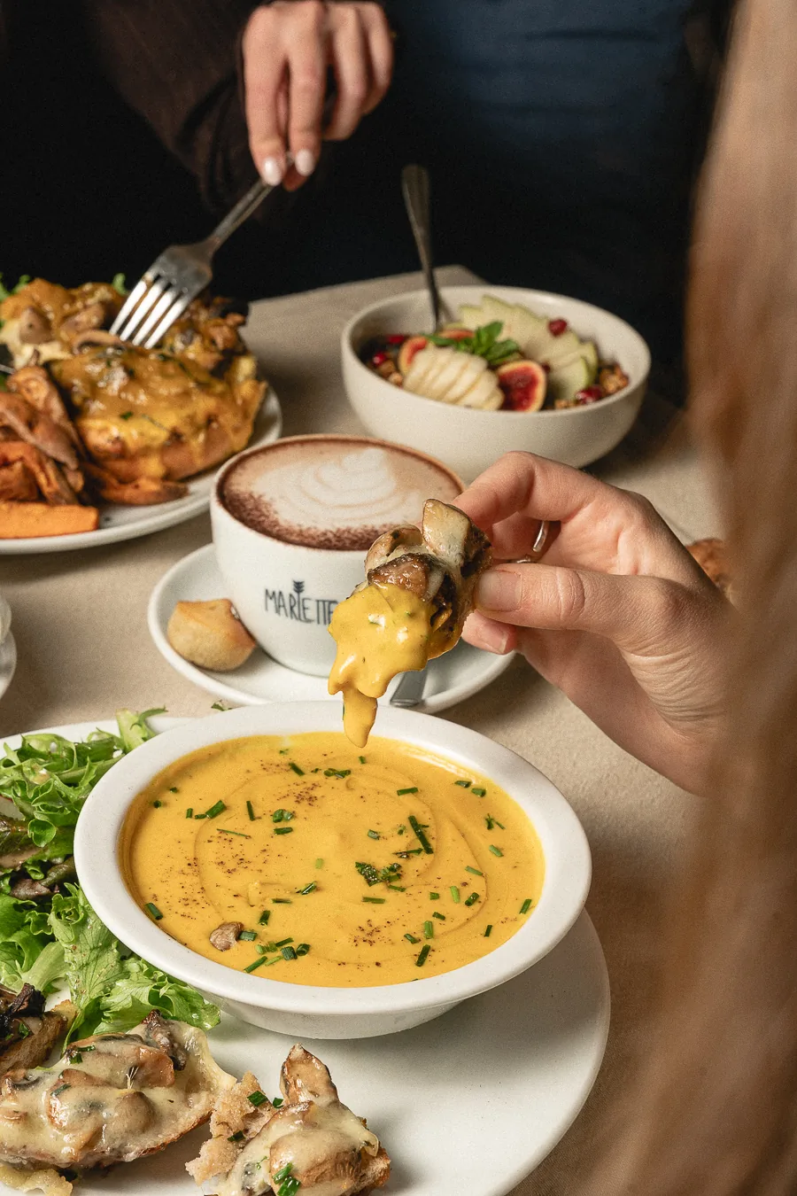 Assiette de soupe de courge dorée aux herbes fraîches, dégustée au coffee shop Marlette Pigalle avec brunch gourmand