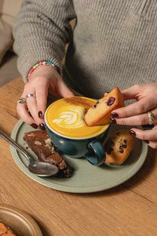 Assiette gourmande Marlette : café crème turmeric, pâtisseries bio faites maison et gâteau chocolat