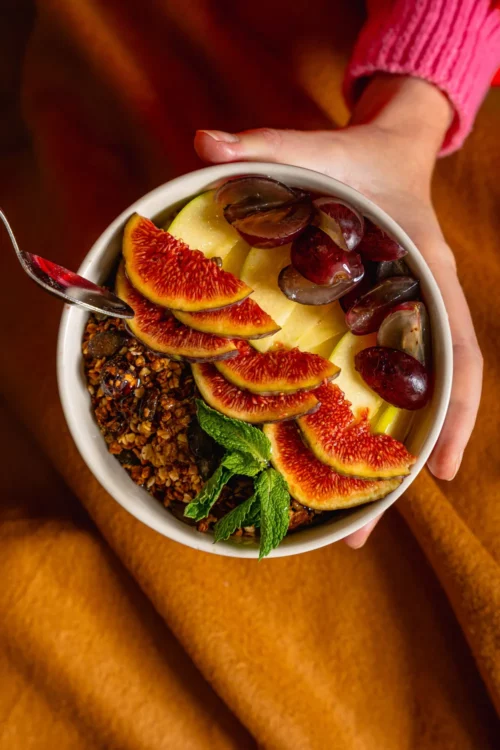Bowl gourmand Marlette avec figue fraîche, granola maison et fruits, servi à Pigalle