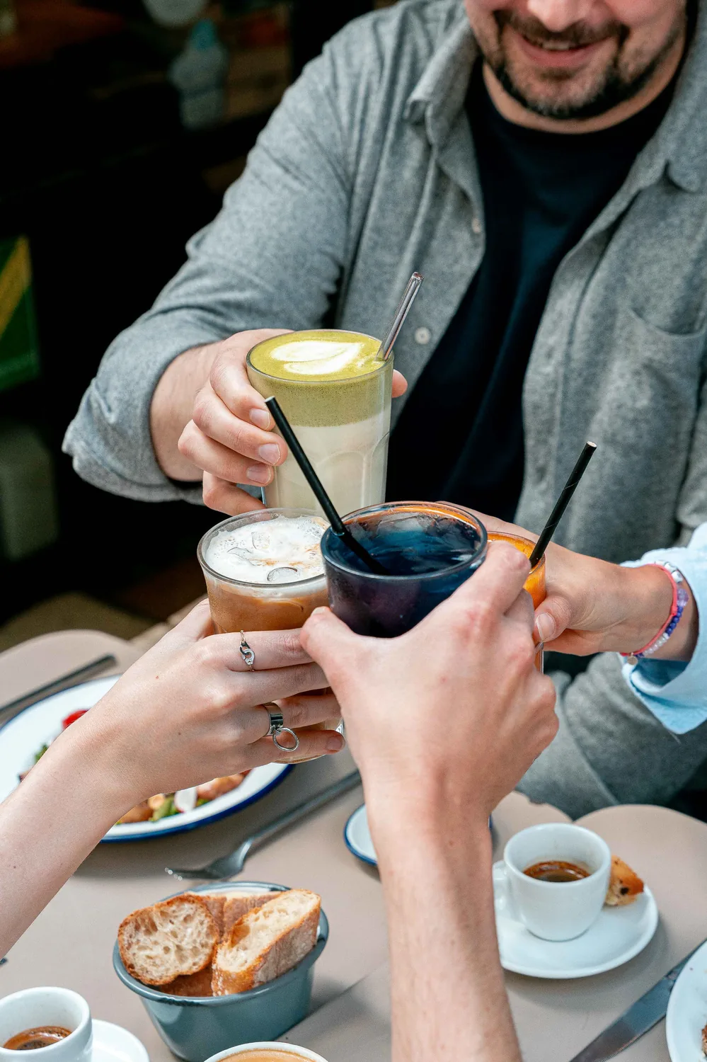 Drei Gläser Kaffee und genussvolle Getränke, geteilt bei einem geselligen Brunch bei Marlette