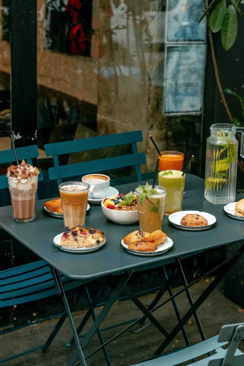 Tavolo da brunch Marlette con caffè, succhi freschi e pasticceria bio fatta in casa sulla terrazza parigina