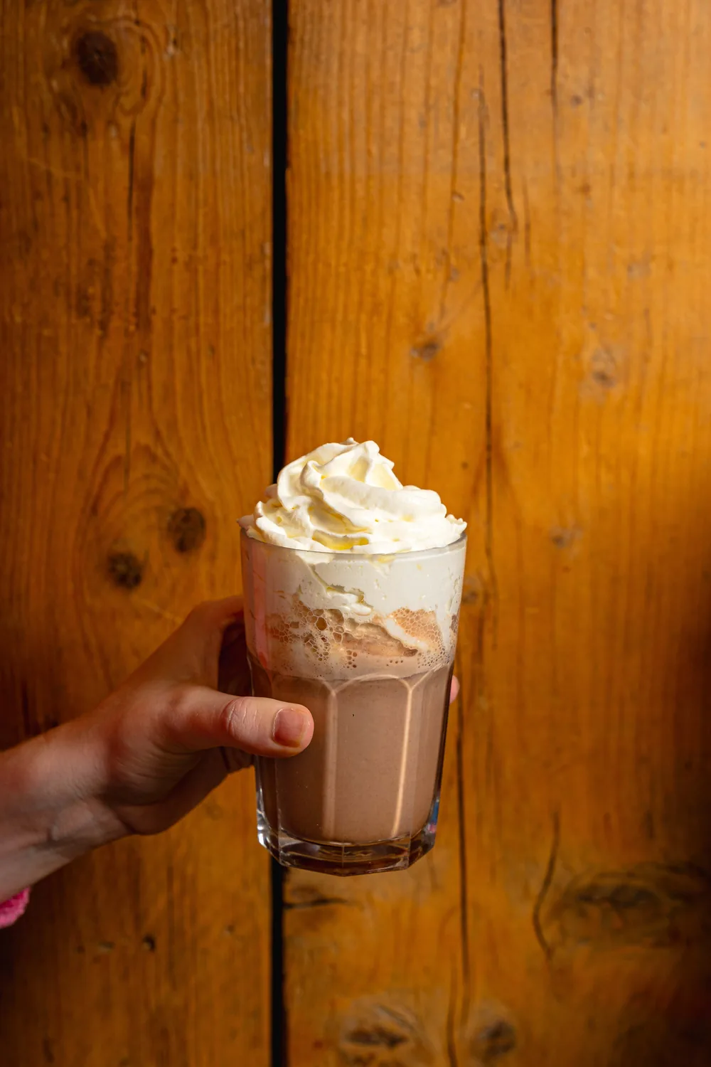 Verre de chocolat chaud gourmand garni de crème fouettée généreuse, Marlette Paris