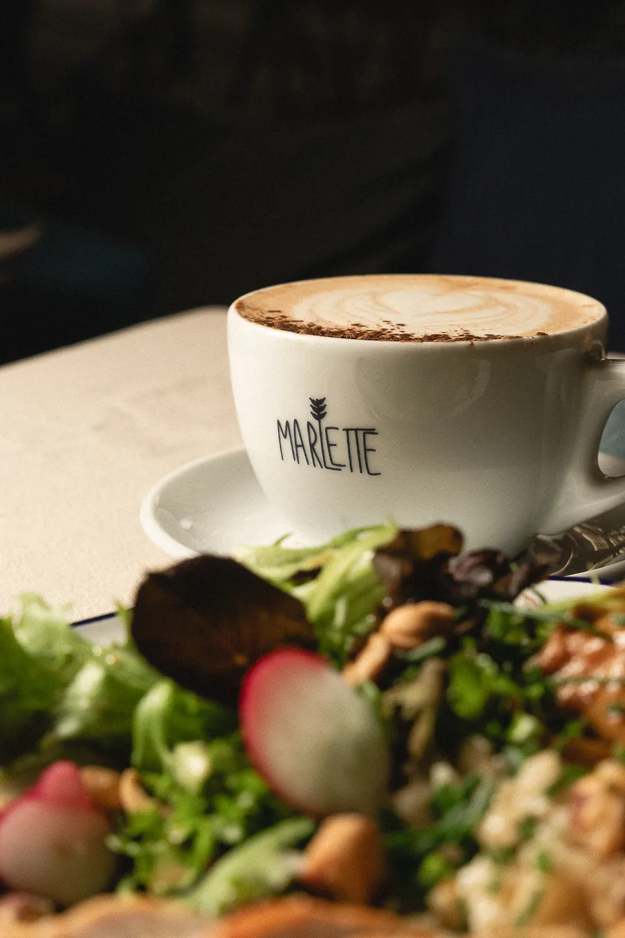 Tasse Marlette avec cappuccino art latte et salade fraîche aux radis, rue des Martyrs à Paris