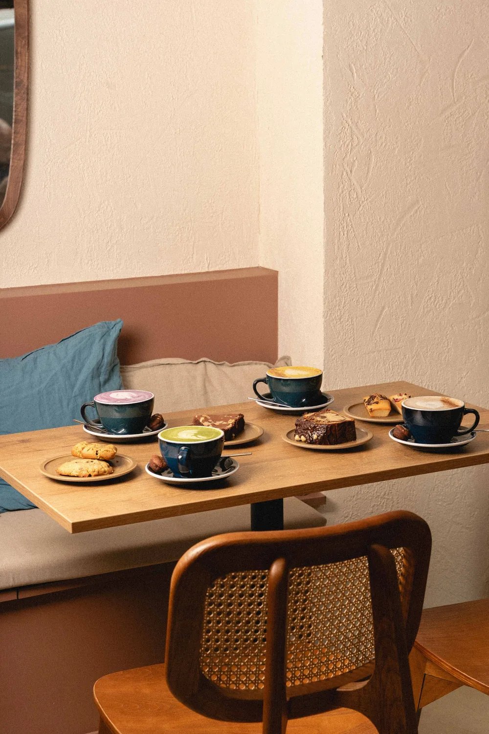Marlette Brunch-Tisch mit Kaffee, goldenen Pancakes und großzügigem hausgemachtem Bio-Gebäck