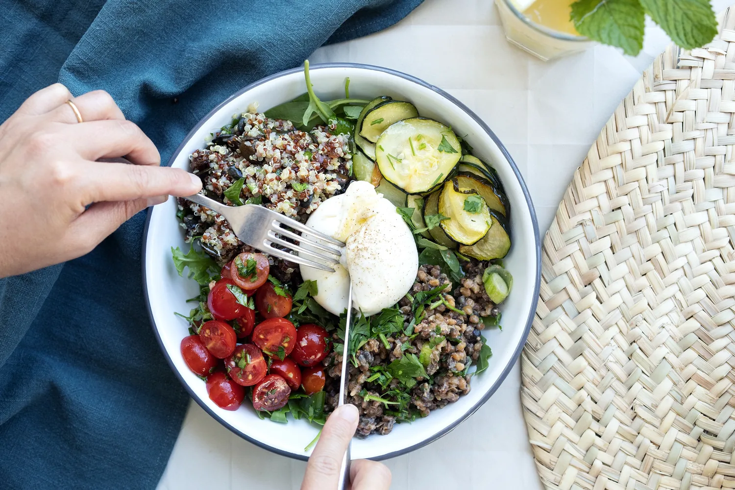 Piatto generoso di insalata di quinoa, zucchine, pomodori e mozzarella fresca da Marlette