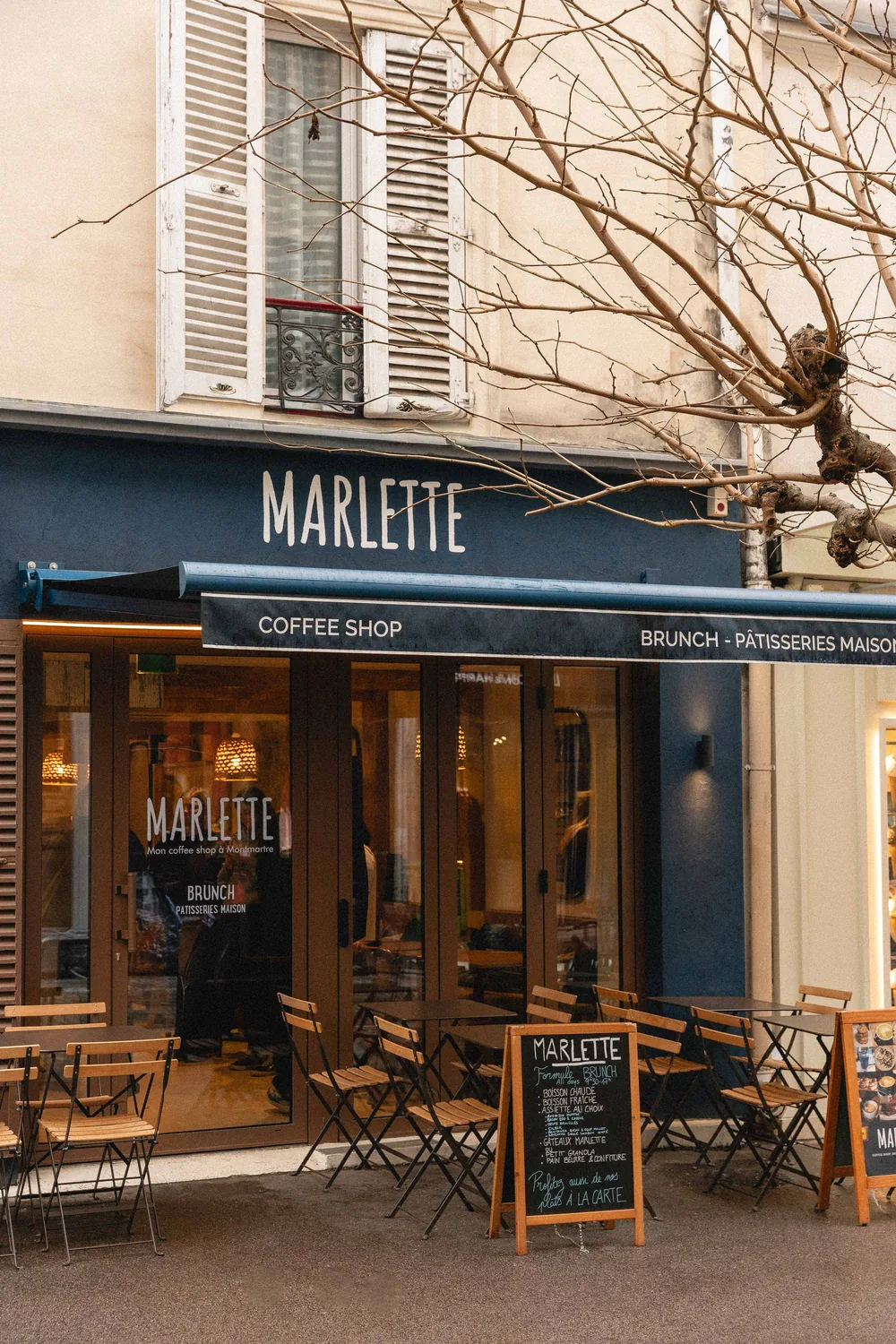 Devanture élégante du coffee shop Marlette à Montmartre, avec terrasse accueillante et affiche brunch pâtisseries maison