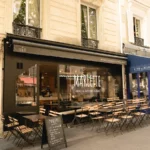 Façade élégante du coffee shop Marlette rue des Martyrs à Pigalle, avec terrasse conviviale et vitrines accueillantes