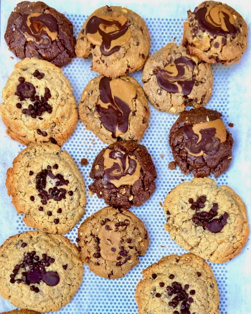 Assortiment de cookies bio faits maison Marlette : cookies au chocolat et beurre de cacahuète, généreusement garnis