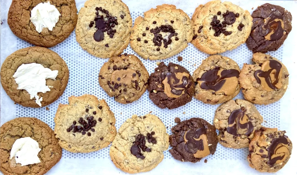 Assortiment de cookies bio faits maison : cookies chocolat, noisette et crème fraîche de Marlette