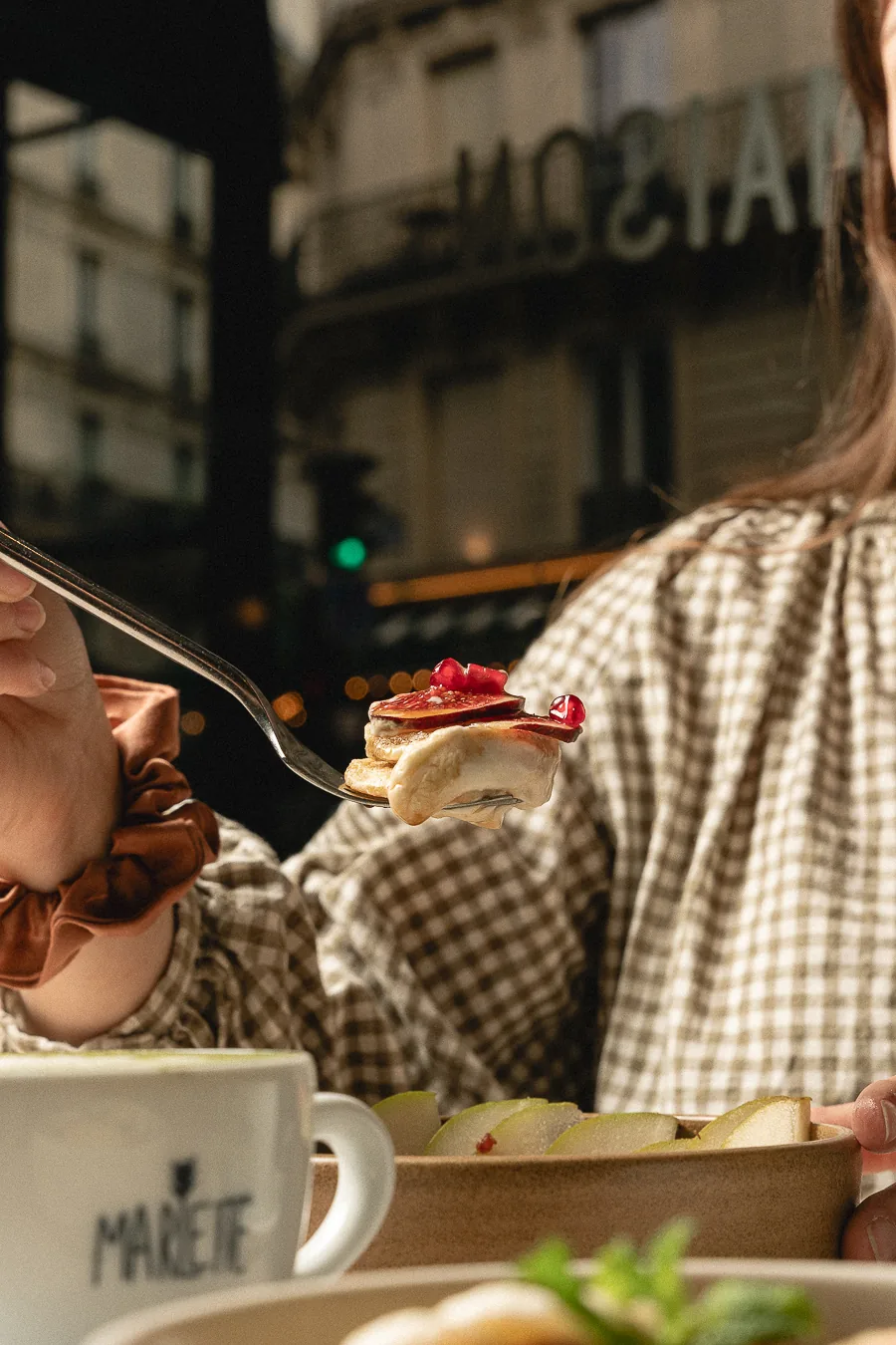 Fourchette savourant une pâtisserie bio gourmande chez Marlette, rue des Martyrs à Pigalle