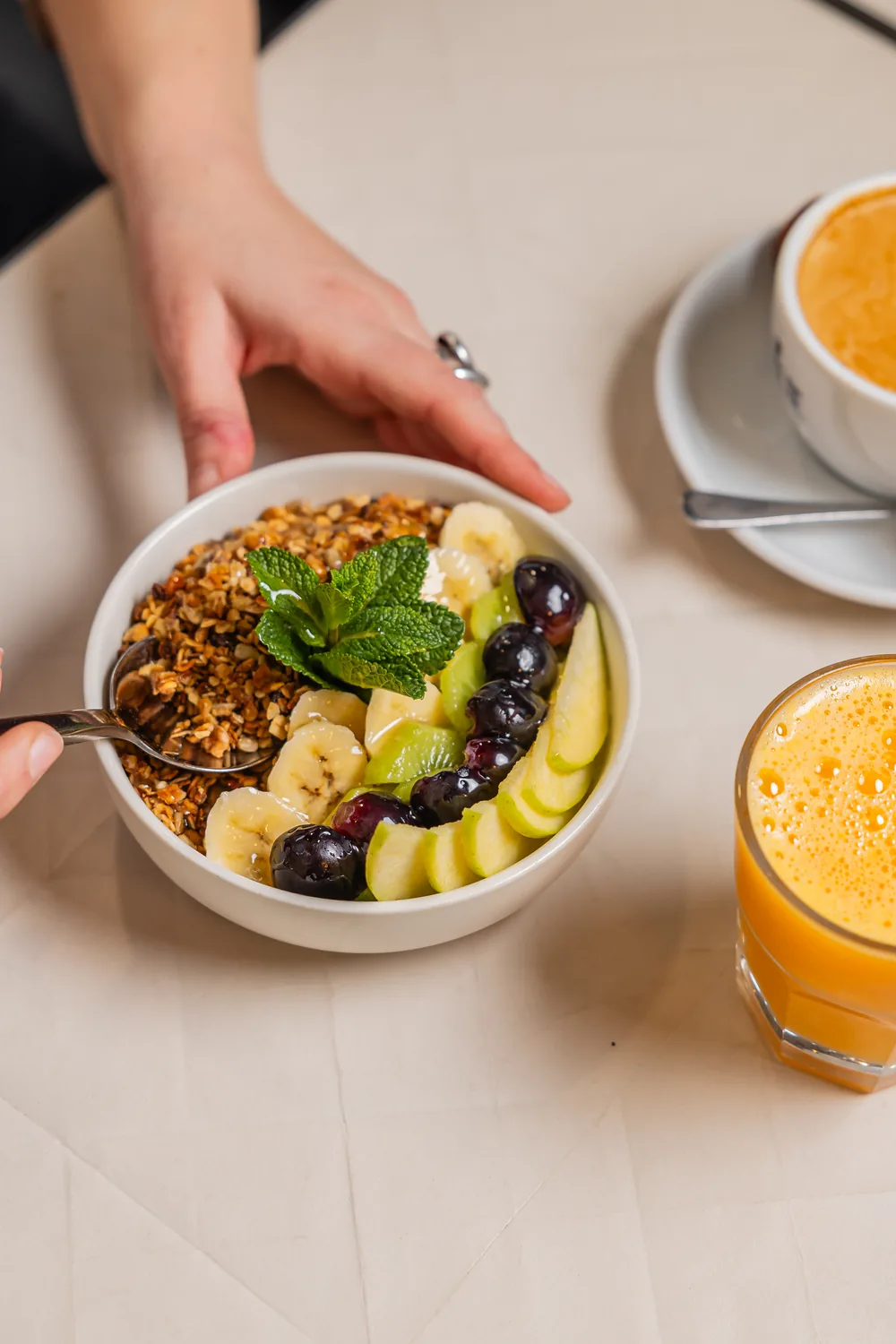 Bowl de granola gourmand con frutas frescas, plátano y arándanos en Marlette Abbesses