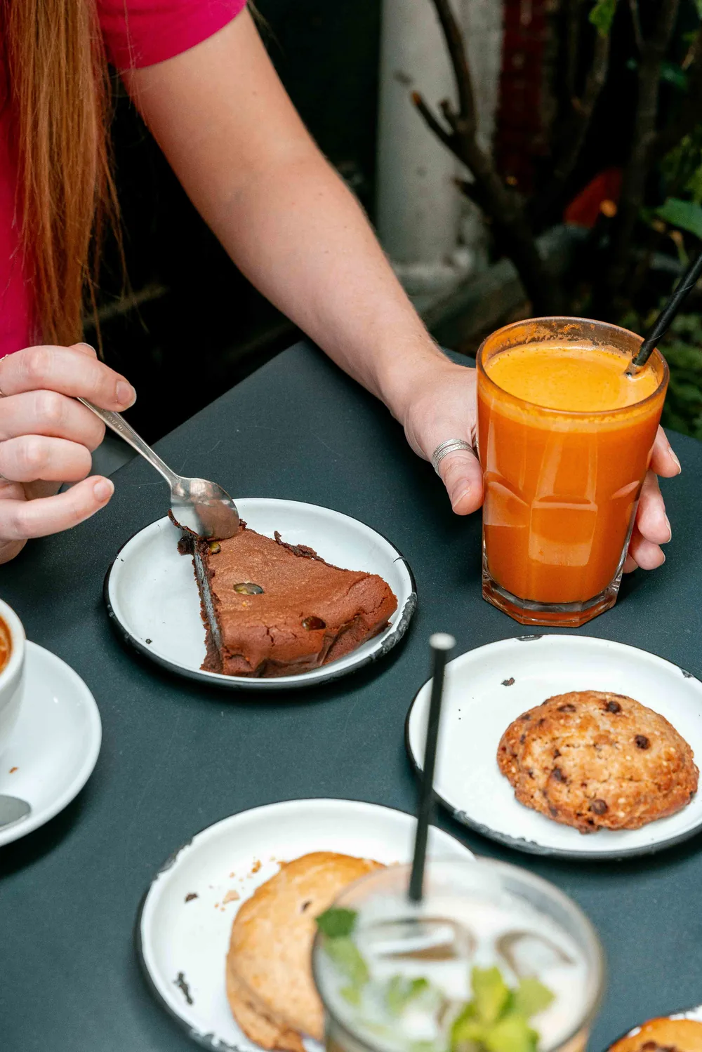 Glas mit frischem Orangensaft, serviert bei einem genussvollen Brunch bei Marlette Paris, begleitet von hausgemachten Bio-Gebäck