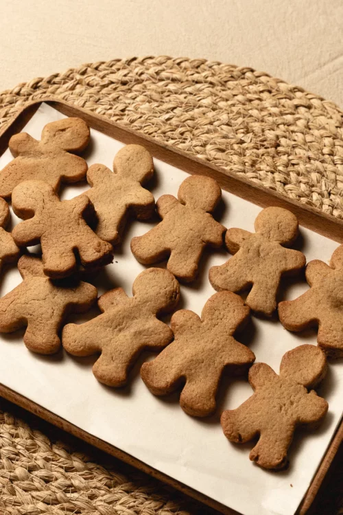 Petits biscuits bio fait-maison en forme de bonhomme sur plateau blanc, pâtisseries gourmandes Marlette