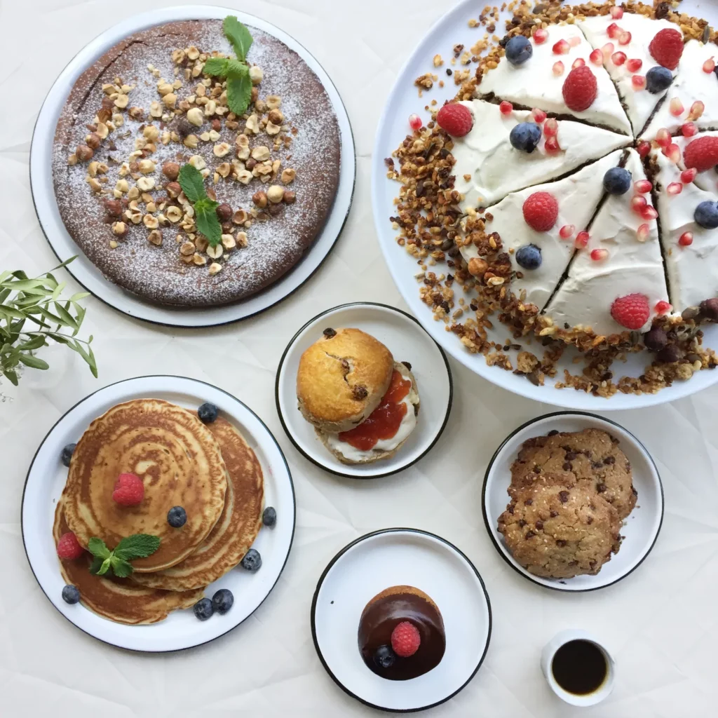 Sélection de pâtisseries bio fait-maison Marlette : gâteau aux noisettes, gâteau aux fruits rouges, crêpes, scones et cookies gourmands