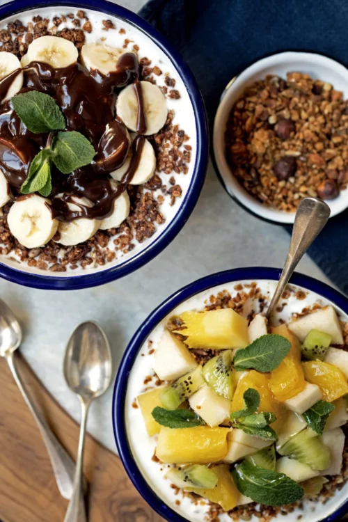 Trois bowls gourmands avec yaourt, granola fait maison, banane et chocolat, kiwi et miel chez Marlette