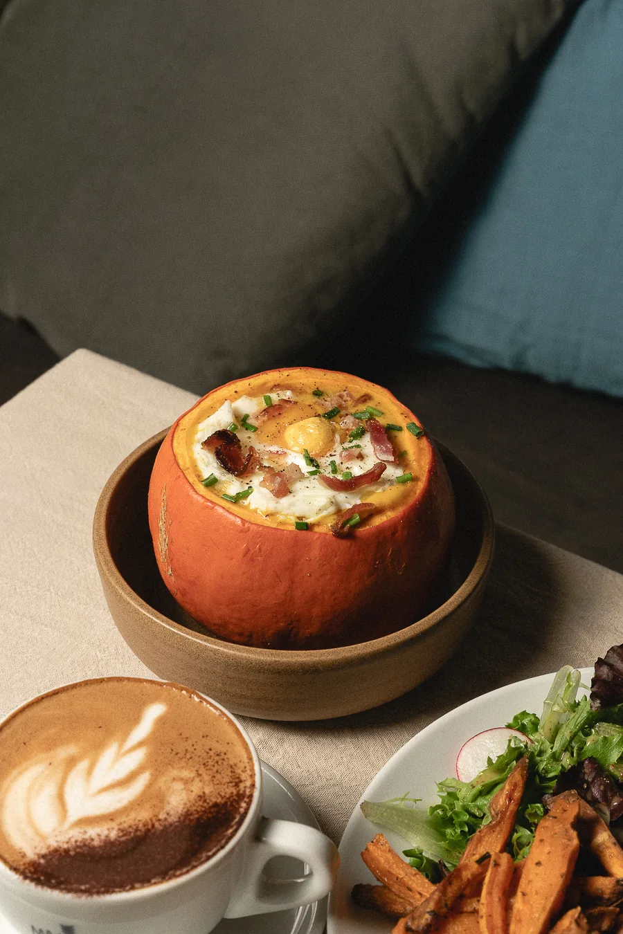 Œufs cocotte gourmands dans une coupe de poivron rôti, accompagnés d'un café crème et de frites maison chez Marlette Pigalle