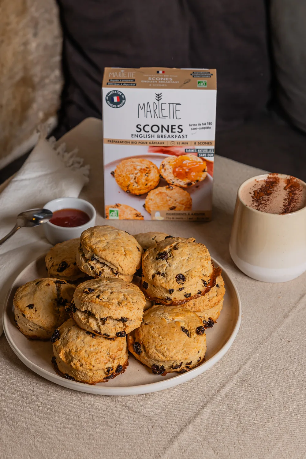 Scones de Marlette con pasas, servidos calientes con mermelada y café con leche