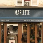 Devanture du coffee shop Marlette à Paris, avec enseigne bleue et vitrines, spécialisé en brunch et pâtisseries maison bio