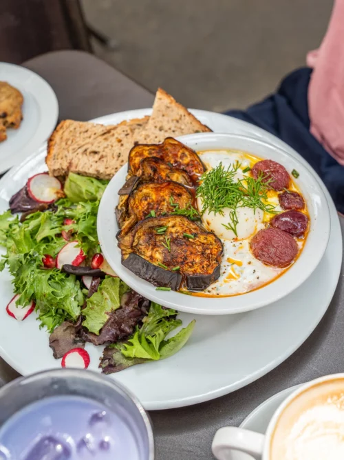 Assiette de brunch avec aubergines grillées, fromage blanc, charcuterie et salade fraîche chez Marlette Martyrs à Pigalle