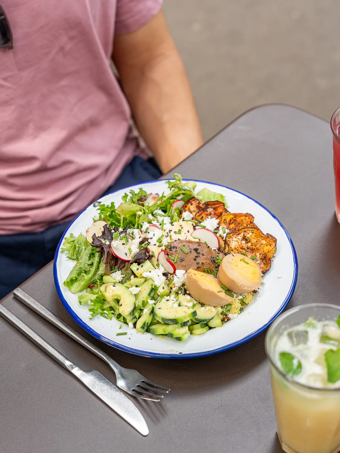 Assiette de salade fraîche avec poulet grillé, radis et fromage frais chez Marlette aux Martyrs, Pigalle, Paris