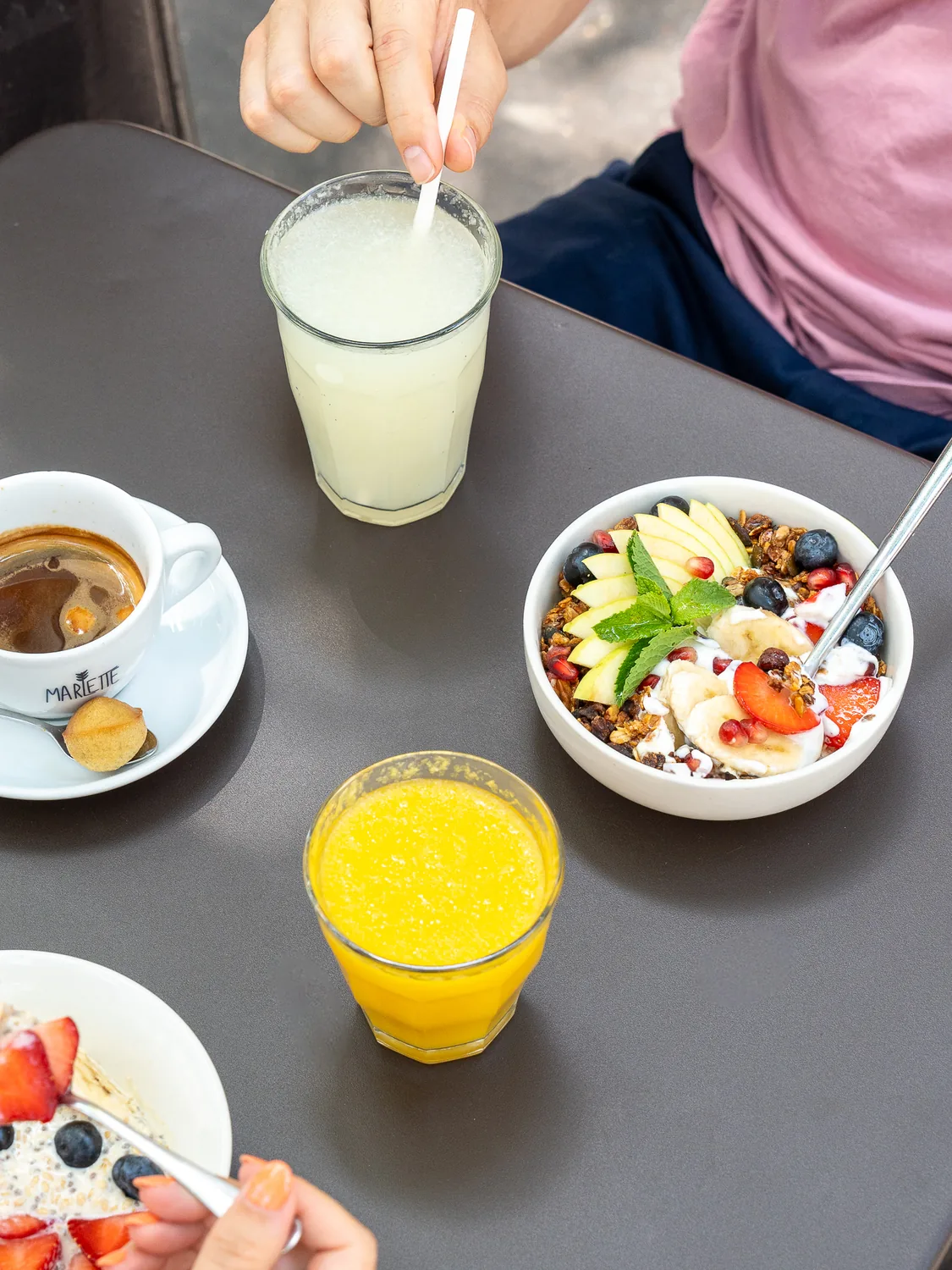 Table de brunch Marlette aux Martyrs avec café, jus frais, granola aux fruits frais et boisson blanche, Pigalle Paris