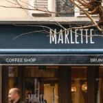 Devanture du coffee shop Marlette à Montmartre, rue des Abbesses, avec enseigne élégante et terrasse conviviale