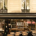 Devanture Marlette Pigalle, 51 rue des Martyrs : coffee-shop élégant avec terrasse bois, pâtisseries maison visibles en vitrine