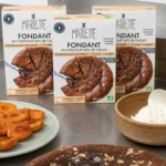 Fondant au chocolat maison garni de noisettes, accompagné de crème fraîche et de petits choux, avec boîtes de préparation pâtissière bio Marlette à Montmartre.