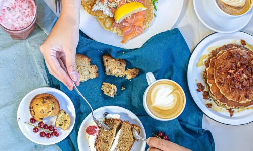 Brunch convivial chez Marlette : pâtisseries bio faites maison, cafés savoureux et jus frais, partage en famille